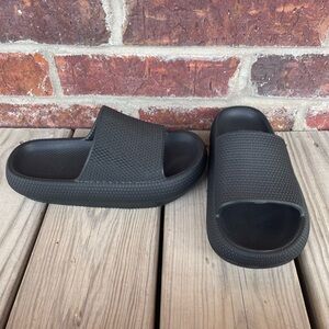 Women’s Black Cushioned Slides Sandals Slip Ons Size Small 5/6